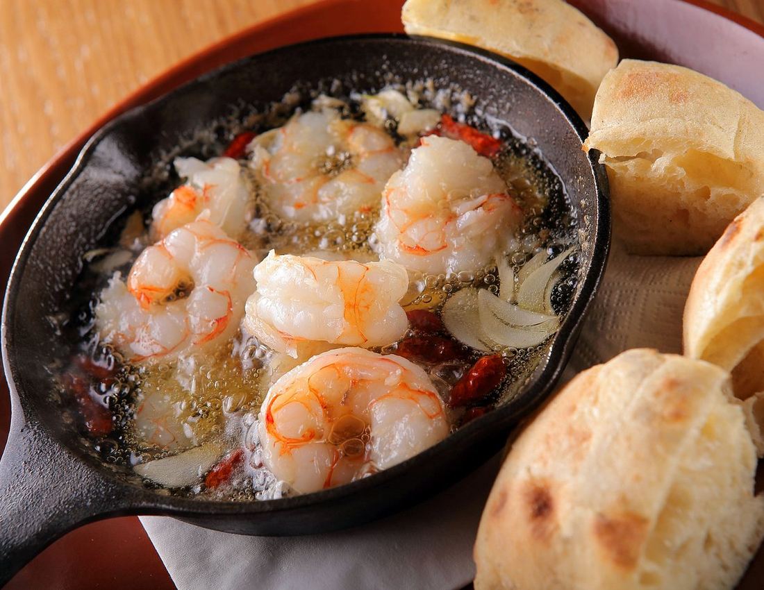 Gambas pil pil — argentin vad garnéla pirosló olajban, friss kenyérrel