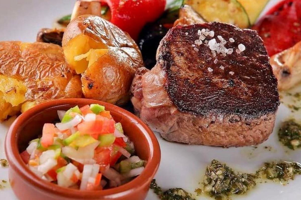Lomo argentino — argentin bélszín parázson, chimichurri, salsa criolla, krumpli